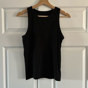 Gap ribbed tank
